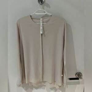 Lululemon Pre-Loved Excellent condition
Solo blouse Lululemon 
Light pin…